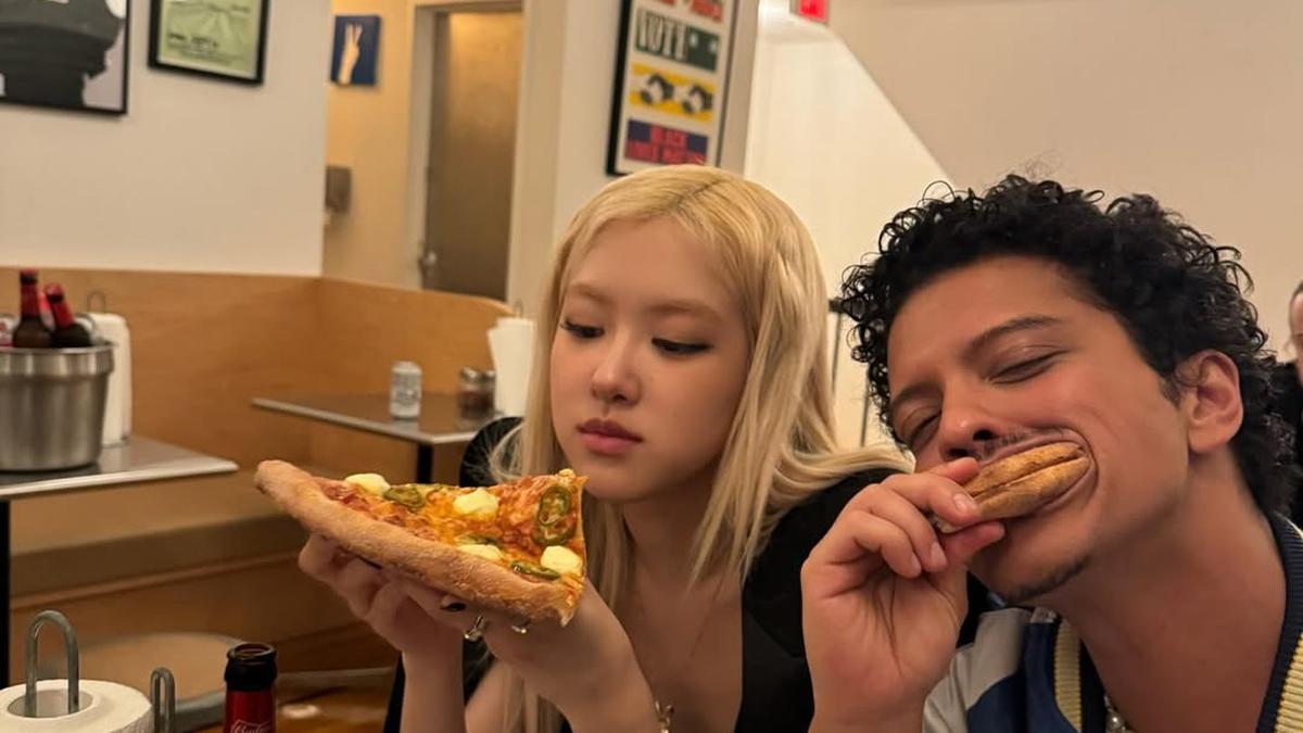 6 Gaya Akrab Rose BLACKPINK dan Bruno Mars usai MAMA Awards 2024, Makan Pizza Bak Bestie Sejati