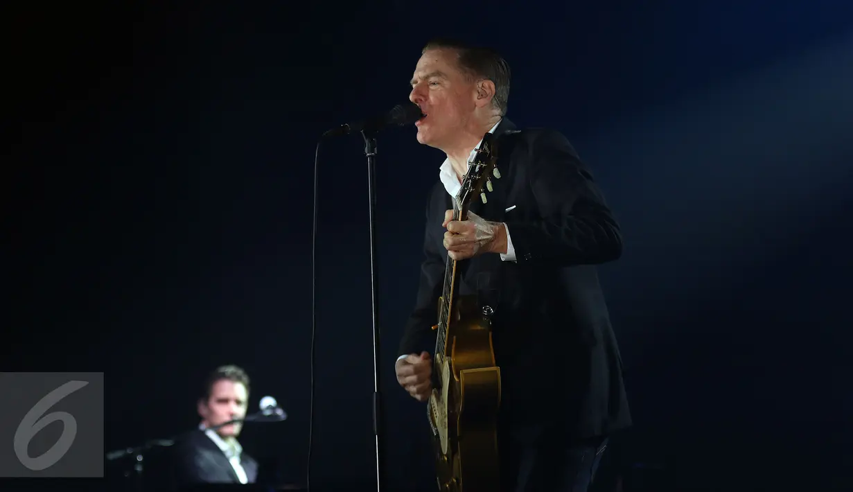 Penyanyi asal Kanada, Bryan Adams saat menyanyikan lagu pertama pada konser "Get Up Tour" di Jakarta, Senin (16/1). Indonesia menjadi negara pertama konser Bryan Adams untuk kawasan Asia. (Liputan6.com/Helmi Fithriansyah)