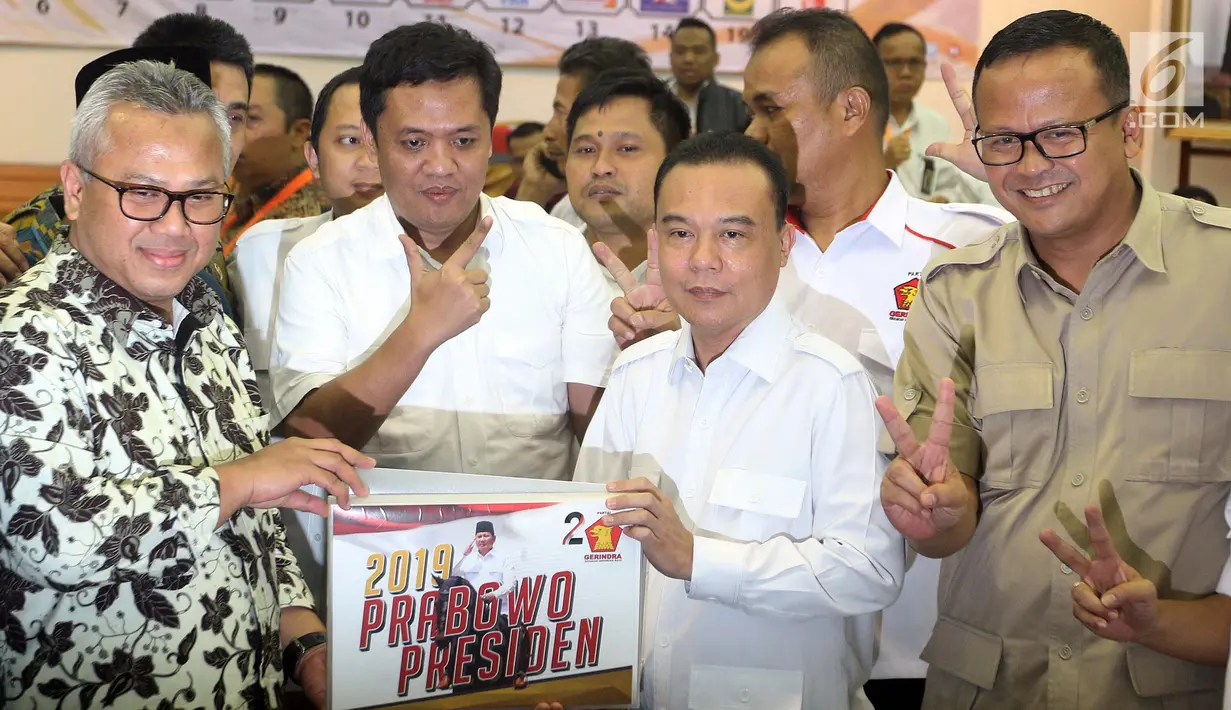 Wakil Ketua Umum Partai Gerindra Sufmi Dasco Ahmad (kedua kanan) bersama pengurus DPP Gerindra menyerahkan berkas pengajuan bakal caleg kepada Ketua KPU Arief Budiman (kiri) di kantor KPU, Jakarta, Selasa (17/7). (Liputan6.com/Johan Tallo)