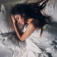 Saat bangun tidur pun, Valerie Thomas masih terlihat cantik. Gadis kelahiran 2 April 1999 ini memang dikenal sebagai wanita yang sensual. (Foto: instagram.com/valerieethomas)