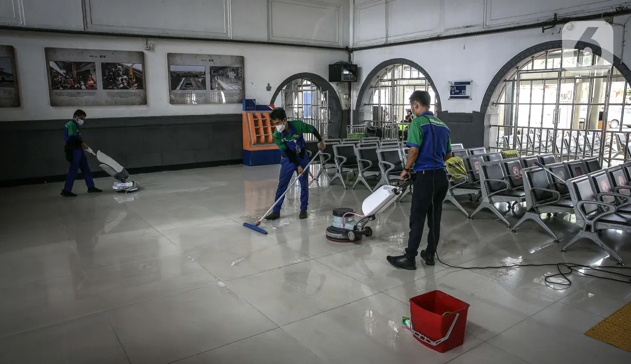 Petugas membersihkan Stasiun Pasar Senen, Jakarta, Kamis (6/5/2021). Larangan mudik Lebaran 2021 upaya Pengendalian Penyebaran Corona Virus Disease 2019 (COVID-19) Selama Bulan Suci
Ramadhan 1442 Hijriah. (Liputan6.com/Faizal Fanani)