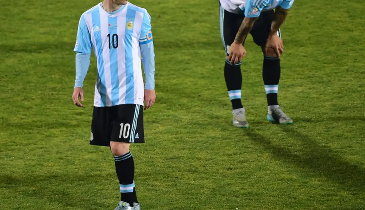 Ekspresi kesedihan Lionel Messi (kiri) setelah kalah adu penalti melawan Cile. (AFP PHOTO/MARTIN BERNETTI)