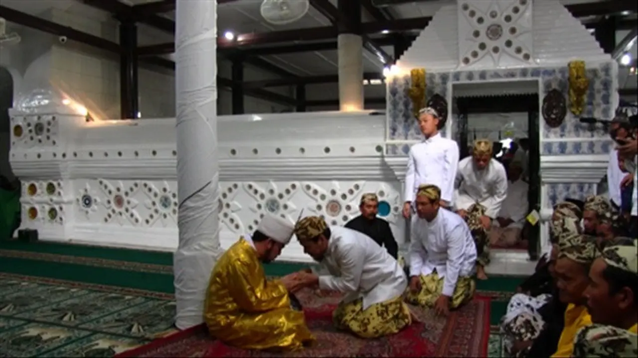 Jubah Emas Raja Kanoman Jadi Rebutan Saat Gelaran Gerebeg Agung