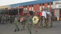 Upacara militer penerimaan jenazah Kabinda Papua, Brigjen TNI I Gusti Putu Danny Karya Nugraha di terminal cargo jenazah Bandara Soekarno Hatta, Senin (26/4/2021). (Ist)