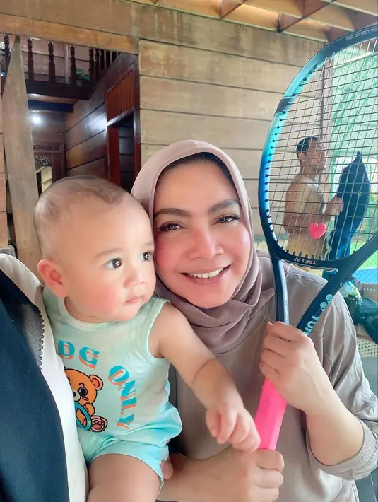Event Tiba Tiba Tenis membuat Raffi Ahmad sering berlatih. Rayyanza ikut serta menemani sang ayag berlatih tenis. Mama Rieta pun juga turut serta di samping Rayyanza sambil memantau menantu yang tengah serius berlatih tenis. (Liputan6.com/IG/rieta_amilia)
