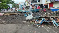 Perahu nelayan yang hancur diseret ombak hingga masuk ke pusat perbelanjaan Kawasan Megamas Manado.