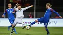 Striker Prancis, Olivier Giroud, berebut bola dengan gelandang Islandia, Birkir Bjarnason, pada laga Kualifikasi Piala Eropa 2020 di Reykjavik, Sabtu (11/10). Islandia kalah 0-1 dari Prancis. (AFP/Jonathan Nackstrand)