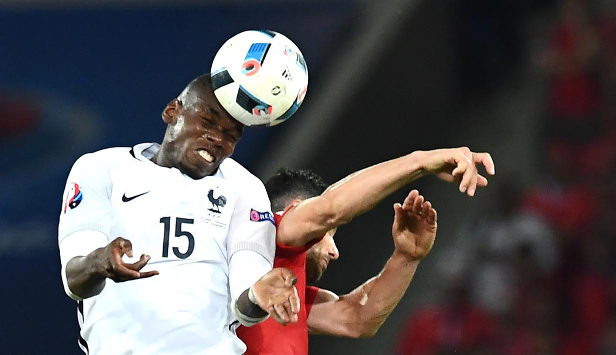 Pemain Prancis, Paul Pogba (kiri), berebut bola dengan pemain Swiss, Fabian Schaer, pada laga terakhir Grup A Piala Eropa 2016 di Stade Pierre Mauroy, Lille, Senin (20/6/2016) dini hari WIB. (AFP/Franck Fife)