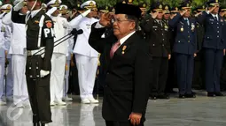 Wapres Jusuf Kalla memberi hormat saat memimpin upacara peringatan Hari Pahlawan di Taman Makam Pahlawan Kalibata, Jakarta, Selasa (10/11). Upacara peringatan Hari Pahlawan tersebut rutin dilakukan setiap 10 November. (Liputan6.com/Johan Tallo)