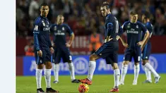 Ekspresi Cristiano Ronaldo (kiri) dan Gareth Bale setelah gawang Real Madrid kebobolan oleh pemain Sevilla dalam laga La Liga Spanyol di Stadion Ramon Sanchez Pizjuan, Sevilla, Senin (9/11/2015) dini hari WIB. (Reuters/Marcelo del Pozo)