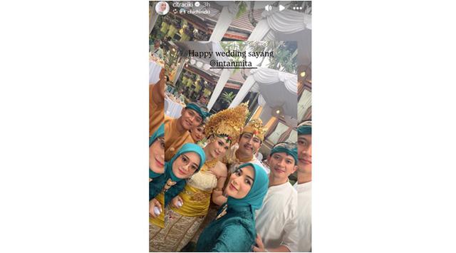 Pesona Citra Kirana dalam kebaya brokat hijau toska di pernikahan sahabat