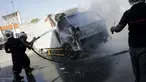Petugas kebakaran memadamkan api yang membakar truk saat demo pemilu di Port-au-Prince, Haiti, (18/1). Warga Haiti kembali memanas setelah keputusan KPU setempat menunda pemilihan presiden ditunda hingga 24 Januari 2016. (REUTERS/Andres Martinez Casares)