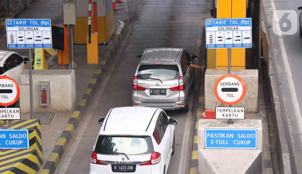 Pengendara melakukan transaksi pembayaran masuk tol saat memasuki tol Tangerang-Jakarta, di kawasan Tangerang, Selasa (4/1/2022). Indonesia akan menerapkan sistem transaksi tol tanpa berhenti atau disebut multi lane free flow (MLFF).  (Liputan6.com/Angga Yuniar)