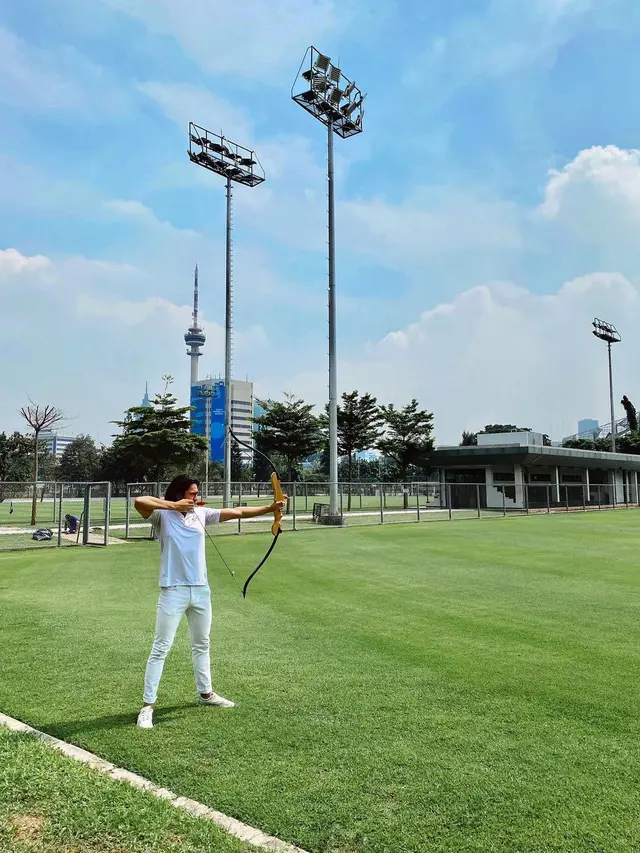 7 Potret Omar Daniel Latihan Panahan, Dipuji Netizen Seperti Arjuna