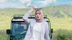 Woro Widowati memiliki gaya penampilan yang menarik untuk dilihat. Termasuk saat ia berlibur di Bromo. Gaya penampilannya yang simpel tapi menawan ini banjir pujian dari netizen. Banyak netizen menyebut Woro terlihat cantik di foto berlibur di Bromo. (Liputan6.com/IG/@worow0ro)