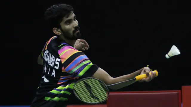 Tunggal putra India, Kidambi Srikanth, mengembalikan kok saat melawan tunggal Indonesia. (Bola.com/Yoppy Renato)