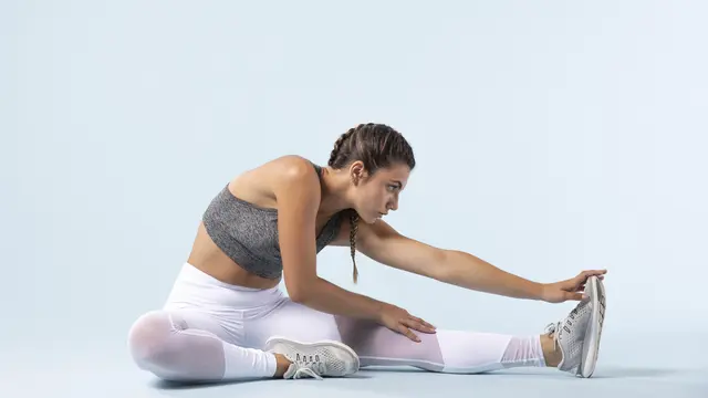 Lakukan stretching bahu secara konsisten agar bahu terasa lebih ringan