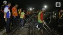 Sejumlah petugas merevitalisasi wesel rel di Stasiun KA Gambir, Jakarta, Kamis (14/2/2020) malam. PT KCI dan PT KAI Daop 1 Jakarta mengganti wesel rel di Stasiun Gambir dan Stasiun Jakarta Kota secara paralel yang akan berlangsung pada 13-23 Februari 2020. (Liputan6.com/Herman Zakharia)