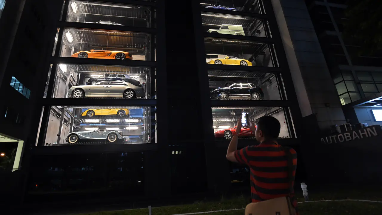 20170518-Vending Machine yang Menjual Mobil Mewah-AFP