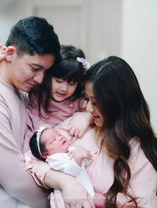 10. Pasangan yang juga berbahagia di bulan Mei adalah Franda dan Samuel Zylgwin. Pasangan ini dikaruniai anak kedua putri cantik pada 31 Mei. Pasangan yang menikah pada 8 Agutsus 2016 itu sebelumnya telah dikaruniai seorang anak yang diberi nama Zylvechia Ecclesie Heckenbucker. Anak pertama pasangan ini lahir  pada 29 April 2018. [dok.Instagram]