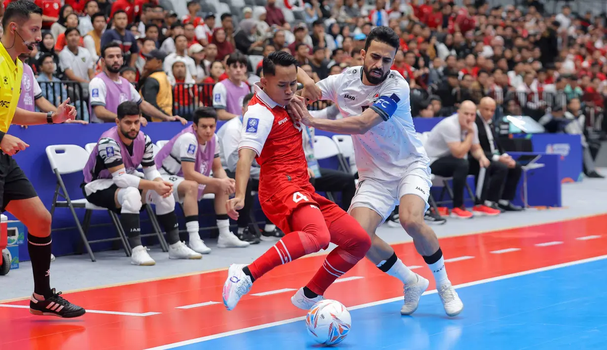 Di babak kedua, laga sengit kedua timnas kembali tersaji. Irak tampil lebih menekan untuk mengejar ketinggalan. Tampak dalam foto, pemain Timnas Futsal Indonesia, Mochammad Iqbal Rahmattulah (kiri) saat bertanding melawan Irak pada laga penyisihan Grup A Piala Asia Futsal 2026 di Indonesia Arena, Kompleks Gelora Bung Karno, Senayan, Jakarta, Sabtu (31/1/2026). (Bola.com/Bagaskara Lazuardi)
