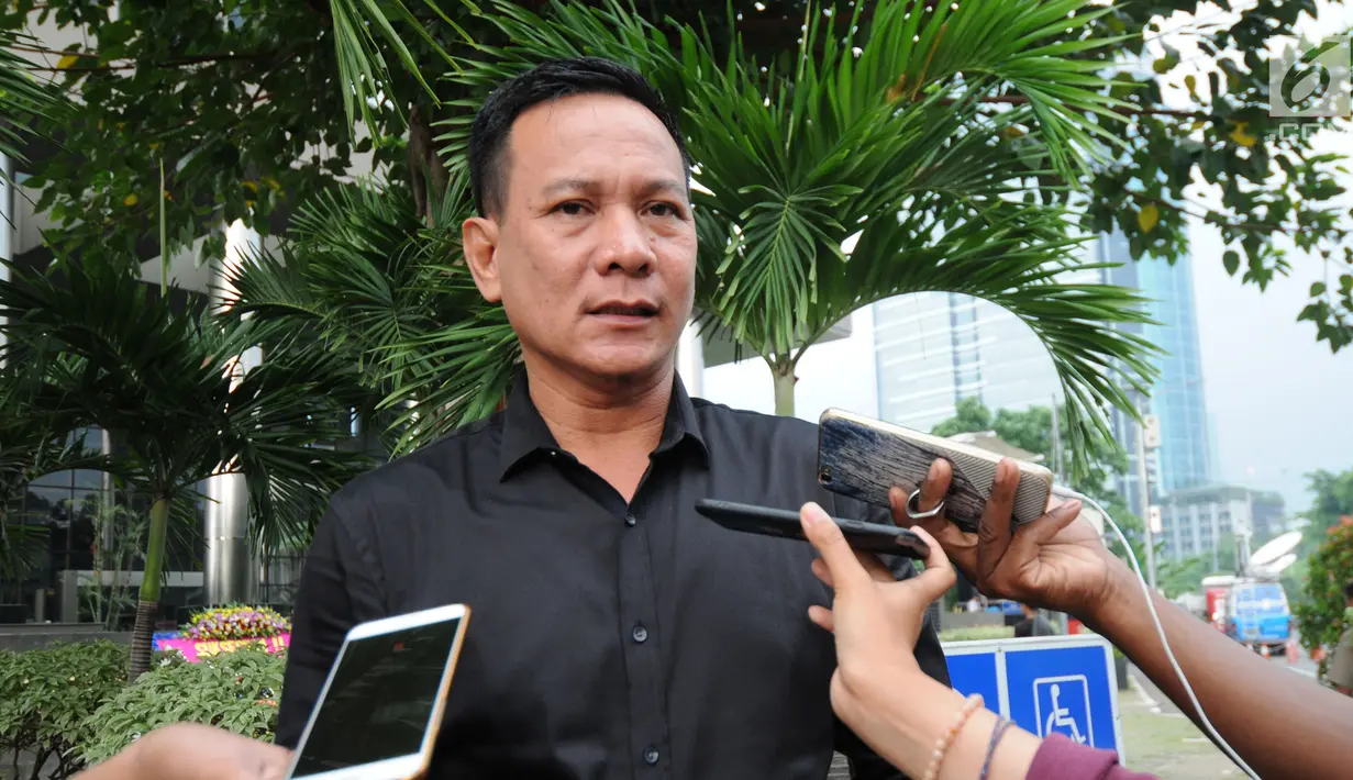 Pengusaha Jambi, Ahmad Jais menjawab pertanyaan wartawan usai menjalani pemeriksaan di Gedung KPK, Jakarta, Kamis (3/5). Ahmad Jais diperiksa sebagai saksi untuk tersangka Plt Sekda Provinsi Jambi nonaktif Arfan. (Merdeka.com/Dwi Narwoko)