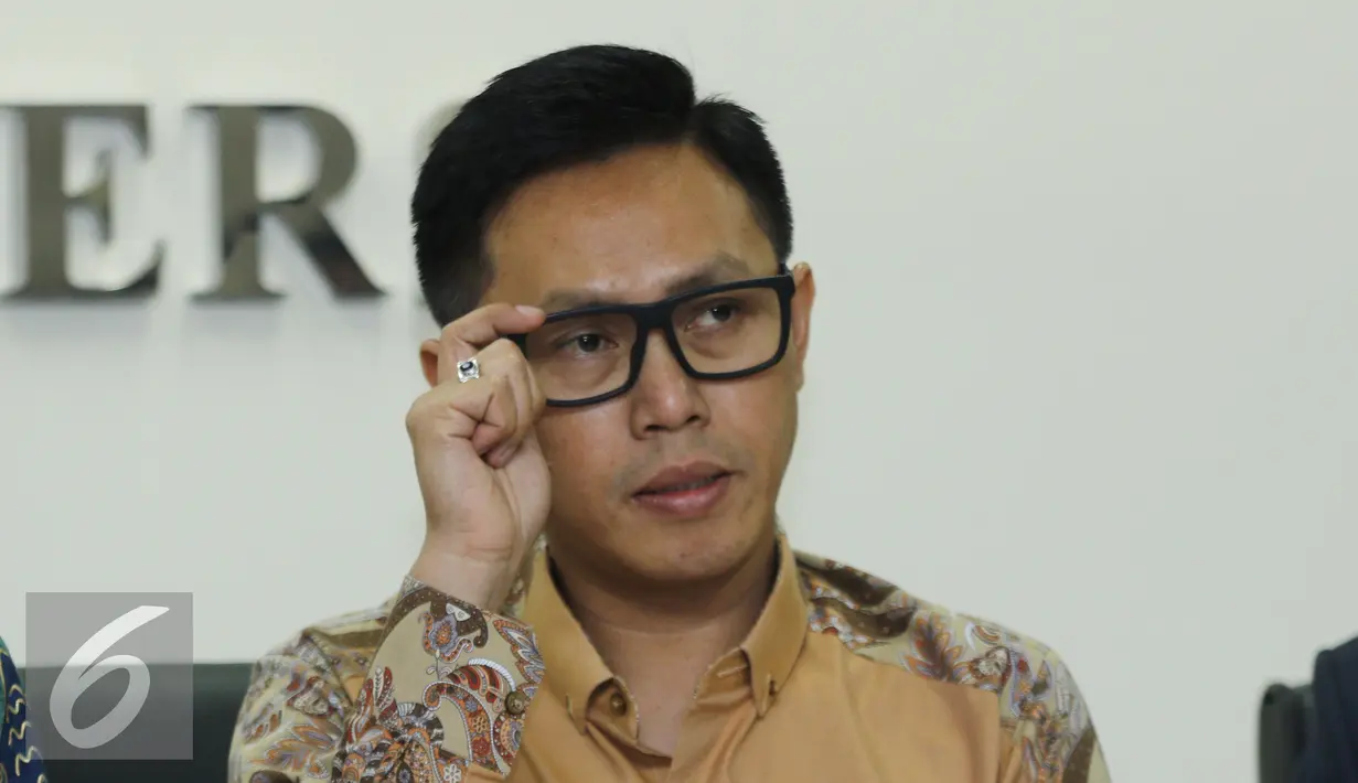 Anggota DPR Eko Hendro Purnomo saat memberikan keterangan pers terkait pemberitaan tidak benar terhadap dirinya di gedung Dewan Pres, Jakarta, Rabu (21/12). Kedatangan Eko untuk menerima hasil penyelidikan dewan pers. (Liputan6.com/Herman Zakharia)