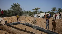Warga Palestina memeriksa kerusakan akibat serangan Israel di Khan Younis, Jalur Gaza selatan, Selasa 19 Mei 2026. (AP Photo/Abdel Kareem Hana)