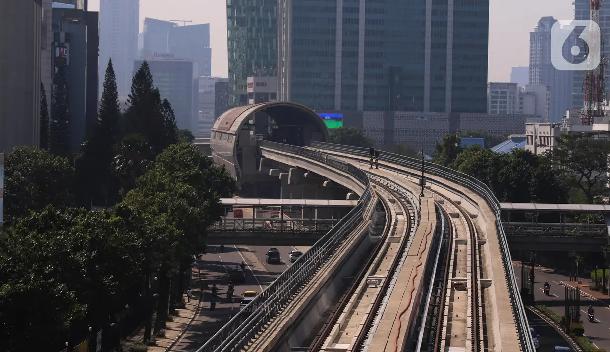 Suasana Lintas Raya Terpadu (LRT) di kawasanan Kuningan, Jakarta, Sabtu (31/7/2021). Pembangunan LRT Jakarta-Bogor-Depok-Bekasi (Jabodebek) Tahap I telah mencapai 85,75 persen dan di targetkan beroprasi pada pertengahan tahun 2022. (Liputan6.com/Angga Yuniar)