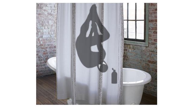 6 Tirai Kamar Mandi Ini Punya Gambar Nyeleneh, Kocak Abis