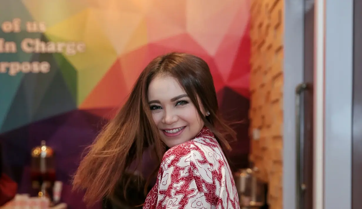 Sementara itu, mengenai impian  belum tercapai selama 20 tahun berkarir, Rossa ingin menggelar mega konser di Indonesia untuk penggemar setianya. (Adrian Putra/Bintang.com)