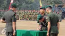 Mayor Inf Agus H Yudhoyono menandatangani surat saat sertijab di Markas Yonif Mekanis 203, Tangerang (22/8/2015). Agus resmi menjabat Komandan Batalyon Infanteri Mekanis 203. (Liputan6.com/Helmi Afandi)