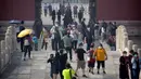 Para pengunjung mengenakan masker saat mengunjungi Kota Terlarang, Beijing, China, Jumat (1/5/2020). Kota Terlarang kembali dibuka setelah ditutup lebih dari tiga bulan karena pandemi virus corona COVID-19. (AP Photo/Mark Schiefelbein)