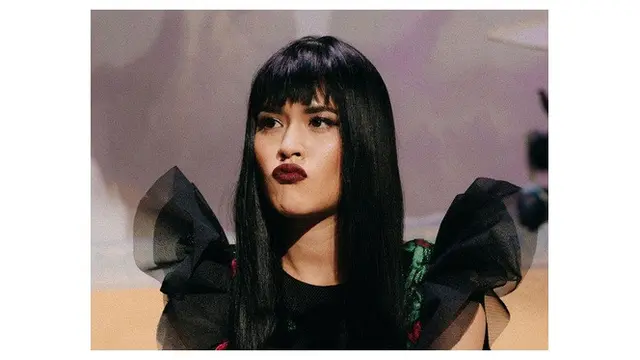 Biasa Natural, Ini 7 Potret Raisa dengan Makeup Tebal yang Curi Perhatian