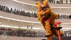 Barongsai Tonggak melakukan atraksi di depan pengunjung Senayan City, Jakarta, Sabtu (28/01). Atraksi barongsai ini disuguhkan dalam rangka merayakan Tahun Baru Imlek 2568. (Liputan6.com/Fery Pradolo)