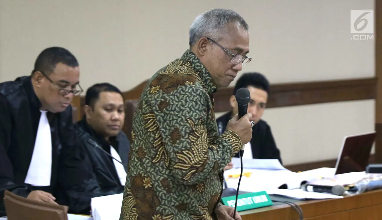 Kepala Biro Hukum Sekjen KPU, Sigit Joyowardono saat menjadi saksi pada sidang lanjutan penyebaran berita bohong tentang 7 kontainer berisi surat suara Pemilu 2019 telah tercoblos dengan terdakwa Bagus Bawana Putra di Pengadilan Negeri Jakarta Pusat, Kamis (11/4). (Liputan6.com/Helmi Fithriansyah)