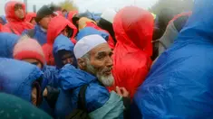 Para pengungsi saat menunggu menyeberang perbatasan dari Slovenia menuju Trnovec, Kroasia, Senin (19/10). Ribuan orang terjebak cuaca dingin di desa perbatasan Serbia Berkasovo setelah Kroasia membendung para pendatang. (REUTERS/Antonio Bronic)