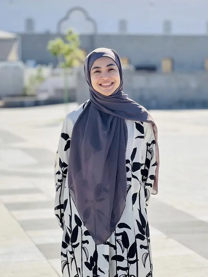 Gaya Terbaru Feni Rose Tampil Berhijab, credit: Instagram (@fenirose)