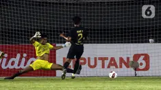 Pemain PSIS Semarang Riyan Ardiansyah (kanan) menendang bola ke gawang Arema FC yang membuahkan gol dalam pertandingan babak penyisihan Grup A Piala Menpora 2021 di Stadion Manahan, Solo, Selasa (30/3/2021). Arema FC kalah 2-3. (Bola.com/Ikhwan Yanuar)