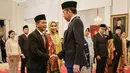 Presiden Joko Widodo (kanan) menyalami pejabat baru Menteri ESDM Bahlil Lahadalia  yang selesai dilantik di Istana Negara, Jakarta, Senin (19/8/2024). (Yasuyoshi CHIBA / AFP)