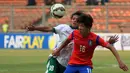 Gelandang timnas Indonesia U-23, Adam Alis Setyano (kiri) berebut bola dengan Lee Yeongjae (Korea Selatan) di kualifikasi grup H Piala Asia 2016 di Stadion GBK Jakarta, Selasa (31/3/2015). Indonesia U-23 kalah 0-4. (Liputan6.com/Helmi Fithriansyah)