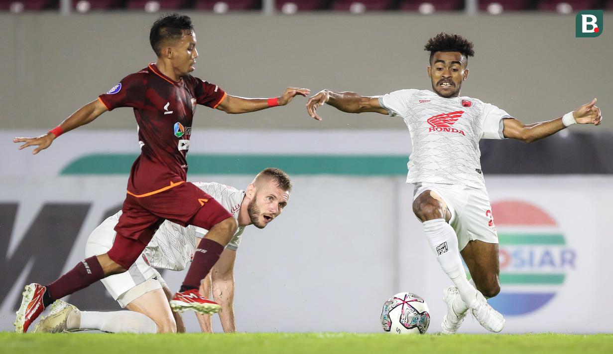 PSM mencetak gol lebih dulu melalui Yakob Sayuri pada menit ke-29. Memanfaatkan umpan Ilham Udin, pemain berusia 24 tahun itu mampu menggetarkan gawang Borneo FC. (Bola.com/Bagaskara Lazuardi)