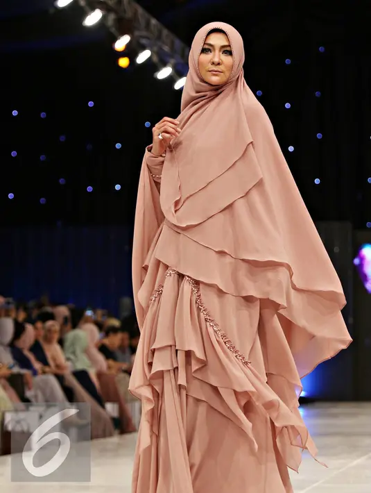 Model membawakan busana muslim rancangan Si.Se.Sa: Syar'i for Urban, Jakarta, Rabu (10/2). Peragaan menampilkan 61 koleksi dalam tujuh rangkaian babak produk terbaru Si.Se.Sa dengan rentang warna pastel yang lebar. (Liputan6.com/Immanuel Antonius)