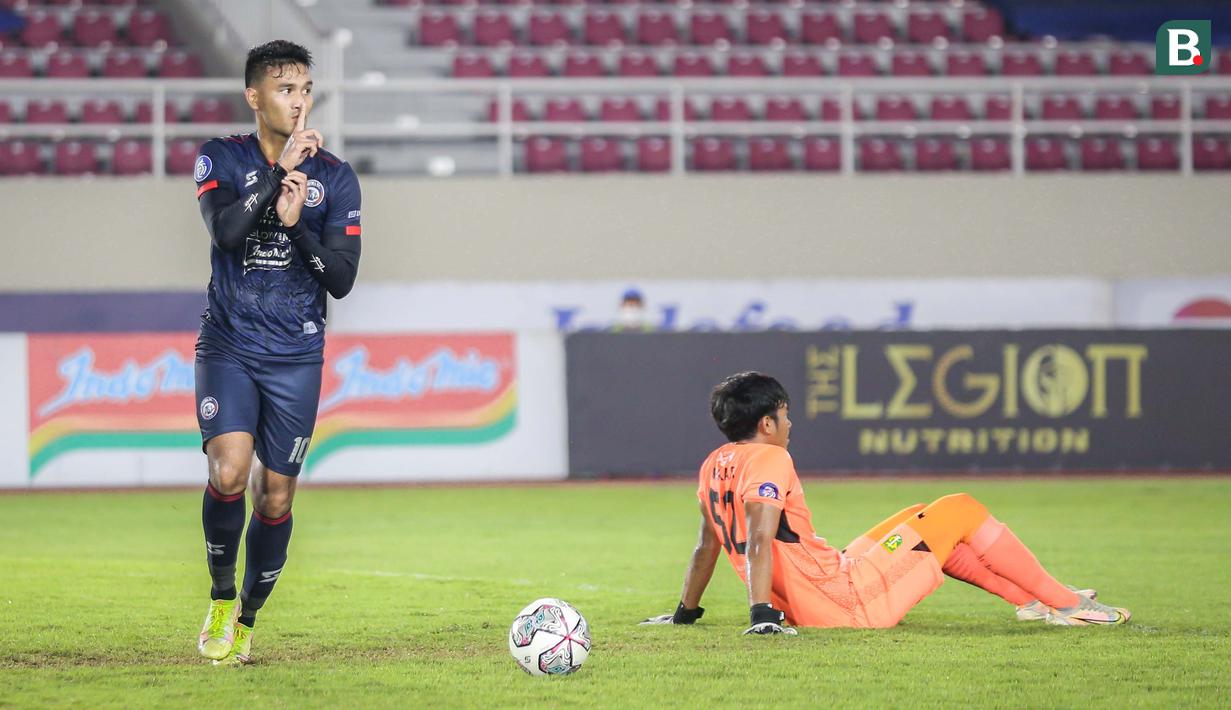 Tim berjulukan Singo Edan itu pun berhasil menggandakan keunggulan lewat Muhammad Rafli yang melakukan tembakan mendatar masuk ke sisi kanan gawang Persebaya di menit ke-21.(Bola.com/Bagaskara Lazuardi)