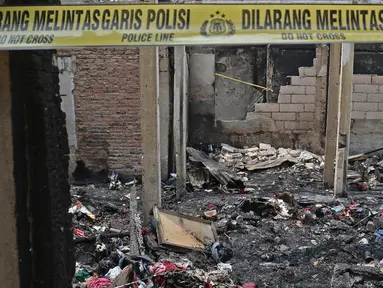 Garis polisi dipasang di sisa permukiman yang terbakar di Jalan Keadilan Dalam, Taman Sari, Jakarta Barat, Senin (19/4/2021). Kebakaran permukiman padat tersebut mengakibatkan sebanyak 200 rumah hangus terbakar dan sekitar 1.000 warga terpaksa mengungsi. (Liputan6.com/Herman Zakharia)