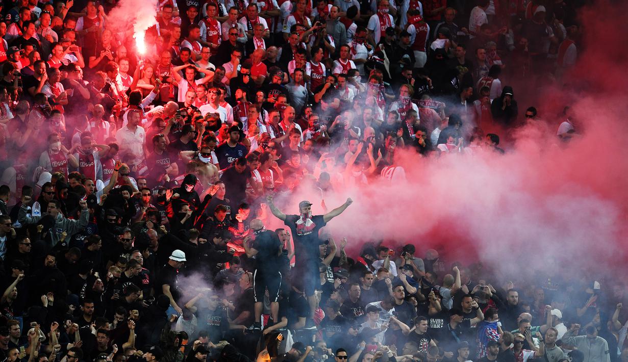 Suporter Ajax Amsterdam menyalakan flare saat menyaksikan langsung tim kesayanganya kalah dari Manchester United di Stadion Stockholm, Swedia, (24/05/2017). Manchester menang 2-0. (EPA/Vassil Donev)