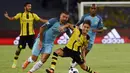 Pemain Manchester City berebut bola dengan pemain Borussia Dortmund pada laga International Champions Cup 2016 di Shenzhen, China, Kamis (28/7/2016) . (AFP/Wang Zhao)