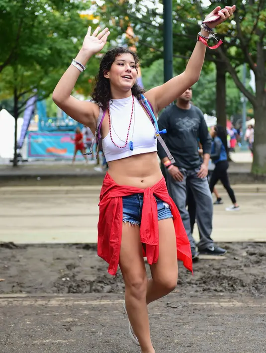 Seorang gadis berjoget saat menghadiri hari ke 2 Festival Budweiser Made in America 2017 di Benjamin Franklin Parkway di Philadelphia, Pennsylvania (3/9). (Lisa Lake/Getty Images for Anheuser-Busch/AFP)