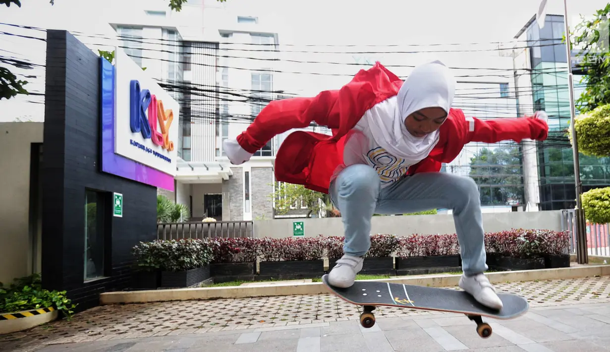 Skateboarder Indonesia Nyimas Bunga menunjukkan keterampilannya bermain skateboard saat berkunjung ke kantor KLY, Jakarta, Jumat (7/9). Gadis 12 tahun ini merupakan peraih medali perunggu di ajang Asian Games 2018. (Liputan6.com/Faizal Fanani)