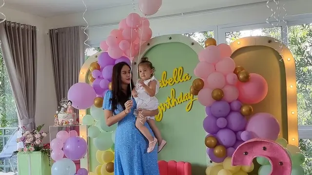 6 Momen Ulang Tahun Anak Aura Kasih, Dapat Hadiah Mobil